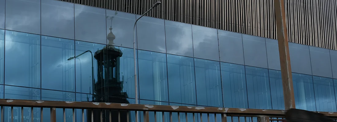 Stadshuset reflekteras i fönster